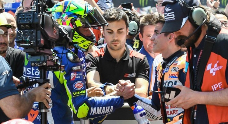 La-stretta-di-mano-tra-Valentino-Rossi-e-Marquez.jpg-735x400.jpg