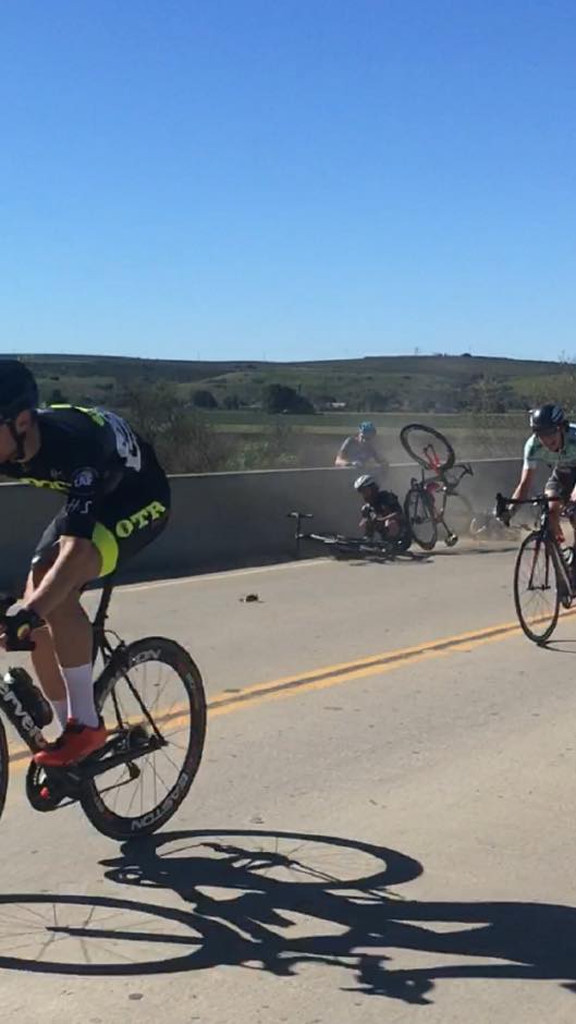 Ciclista rischia di cadere da un ponte