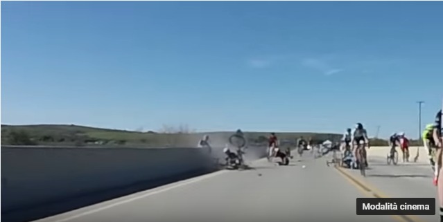 Ciclista rischia di cadere da un ponte