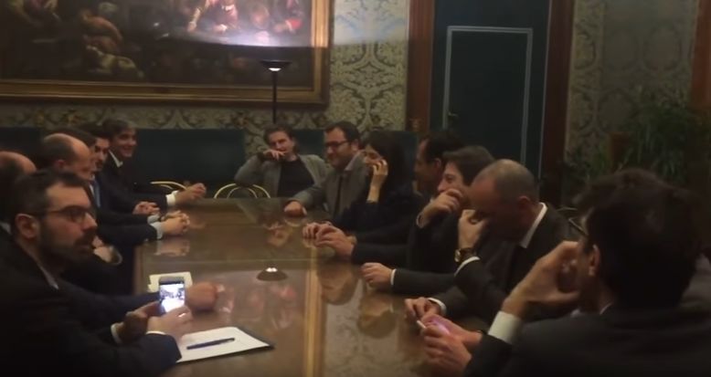 Virginia Raggi parla con il presidente della Roma